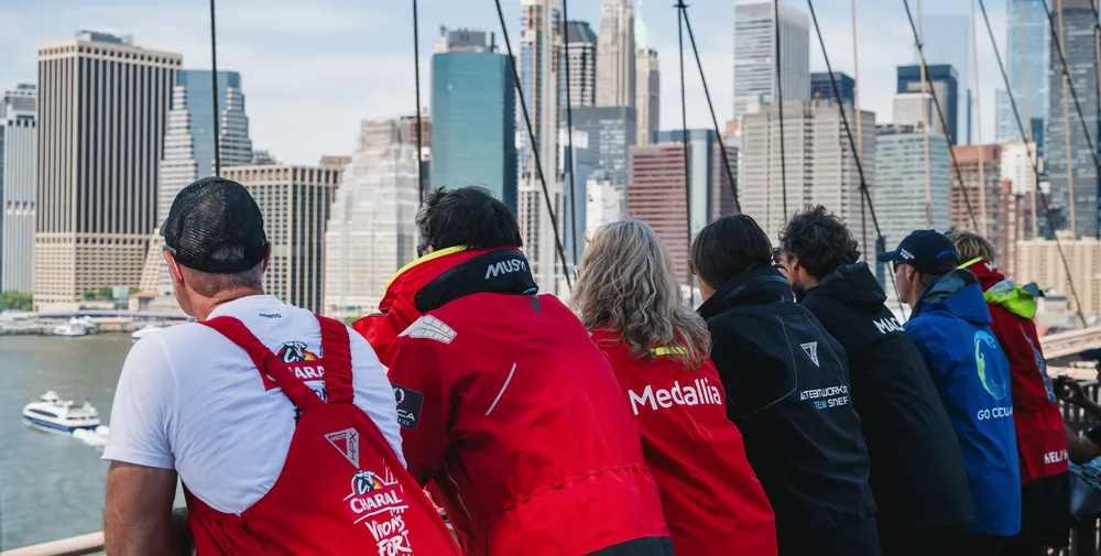 Certains skippers sur le pont de Brooklyn. 