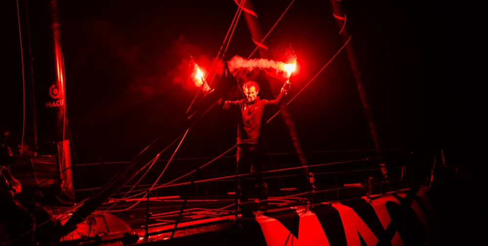 Charlie Dalin, the handheld lights of victory