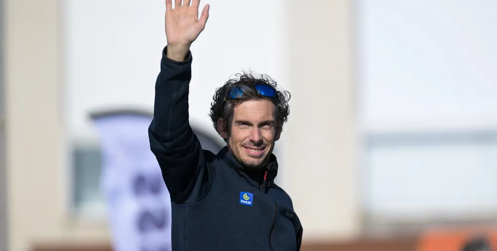 Le skipper de l'Imoca MACIF Santé Prévoyance Charlie Dalin (FRA) est photographié en train de célébrer avec des fusées éclairantes dans le chenal après avoir remporté la première place de la course à la voile New York Vendee, aux Sables d'Olonne