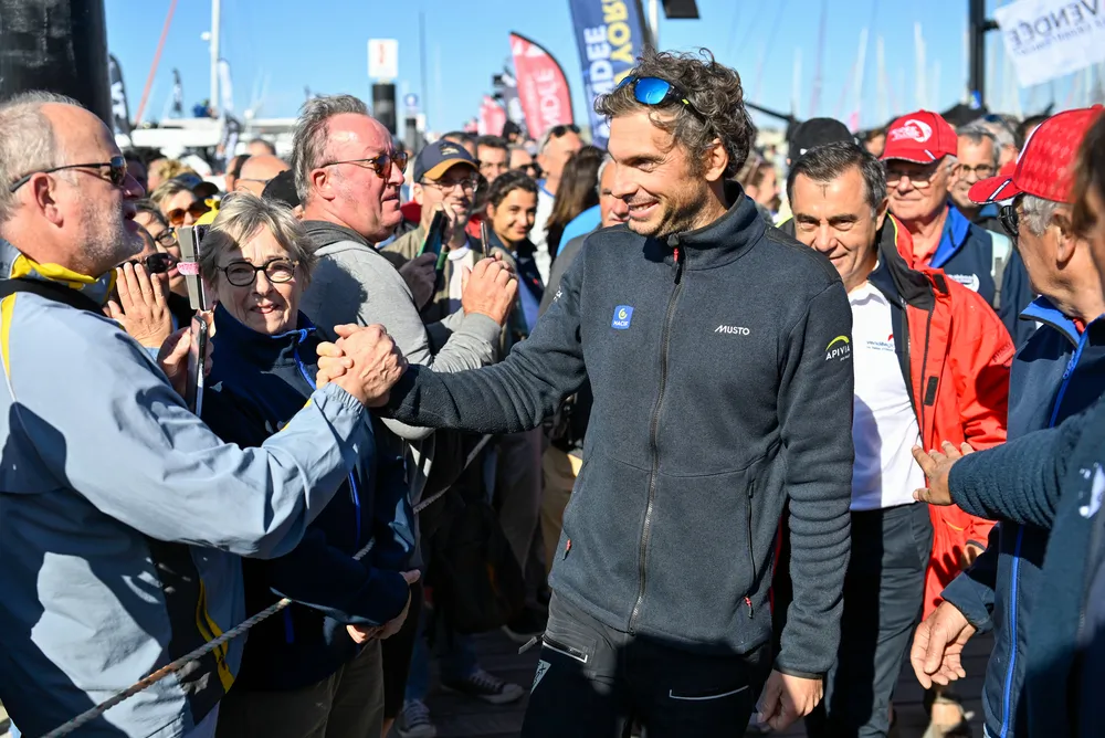 Le skipper de l'Imoca MACIF Santé Prévoyance, Charlie Dalin (FRA), fêtant au champagne sa première place dans la New York Vendee, aux Sables d'Olonne