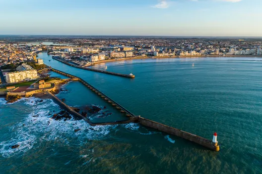 Les Sables d'Olonnes, ville d'arrivée de la course vue par drone