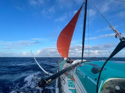 Le skipper de VULNERABLE, Sam Goodchild (GBR), a envoyé une photo du bateau sous gréement de fortune 