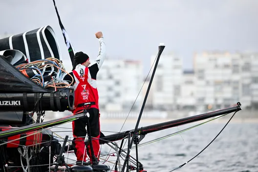 Jérémie Beyou (FRA), skipper de Charal, fête sa troisième place dans la course New York-Vendée, aux Sables d'Olonne