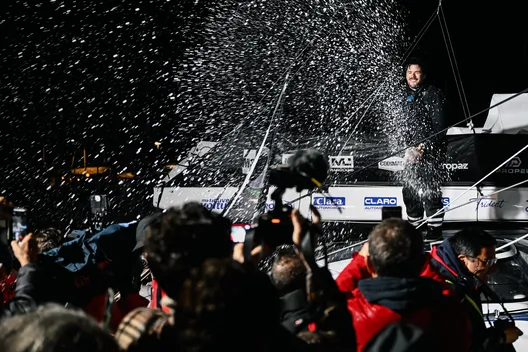 Champagne ! Arrivée au ponton de Sébastien Simon