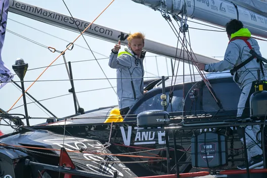  Le skipper de VandB - Monbana - Mayenne Maxime Sorel (FRA) se réjouit de sa 12e place dans la New York Vendee, aux Sables d'Olonne