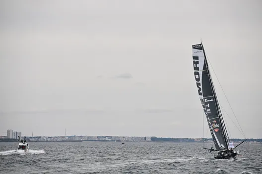 Le skipper de DMG MORI Global One, Kojiro Shiraishi (JAP), est photographié lors des arrivées de la course à la voile New York-Vendée, aux Sables d'Olonne, le 13 juin 2024