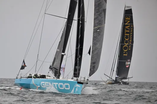 James Harayda (GBR), skipper de Gentoo Sailing Team, croise Clarisse Crémer (FRA), skipper de L'Occitane en Provence, lors des arrivées de la Vendée New York, aux Sables d'Olonne