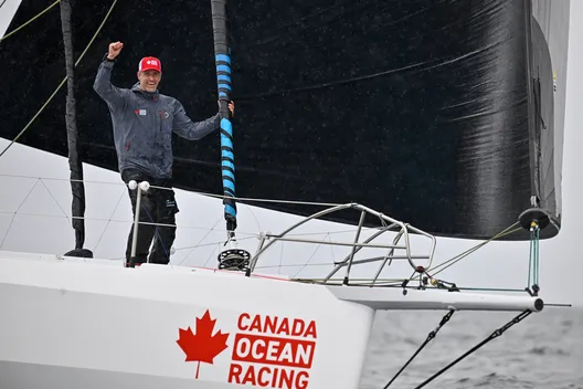 Le skipper de Be Water Positive Scott Shawyer (CAN) est photographié lors des arrivées de la course à la voile New York Vendée, aux Sables d'Olonne
