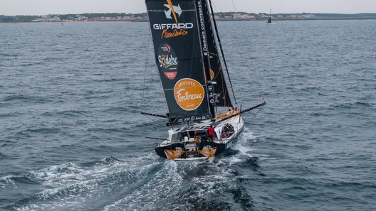 Le skipper de Coup de Pouce Manuel Cousin (FRA) est photographié de haut lors des arrivées de la course à la voile New York Vendée, aux Sables d'Olonne