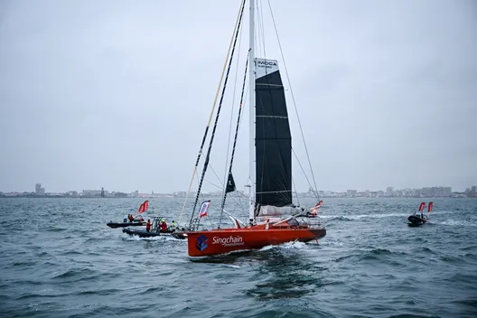 Le skipper de Singchain Team Haikou, Jingkun Xu (CN), est photographié lors des arrivées de la course à la voile New York Vendée, aux Sables d'Olonne