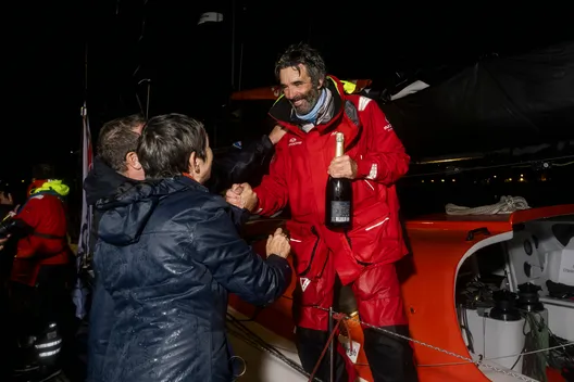 Le skipper du Groupe D'Ieteren, Van Weynbergh Denis (BEL), est félicité par Lionel Pariset (Adjoint au Maire des Sables d'Olonne) et Florence Pineau (Vice-présidente CD) lors des arrivées de la course à la voile New York Vendée, aux Sables d'Olonne,