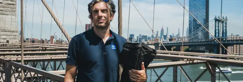 Charlie Dalin (MACIF Santé Prévoyance) sur le pont de Brooklyn. 