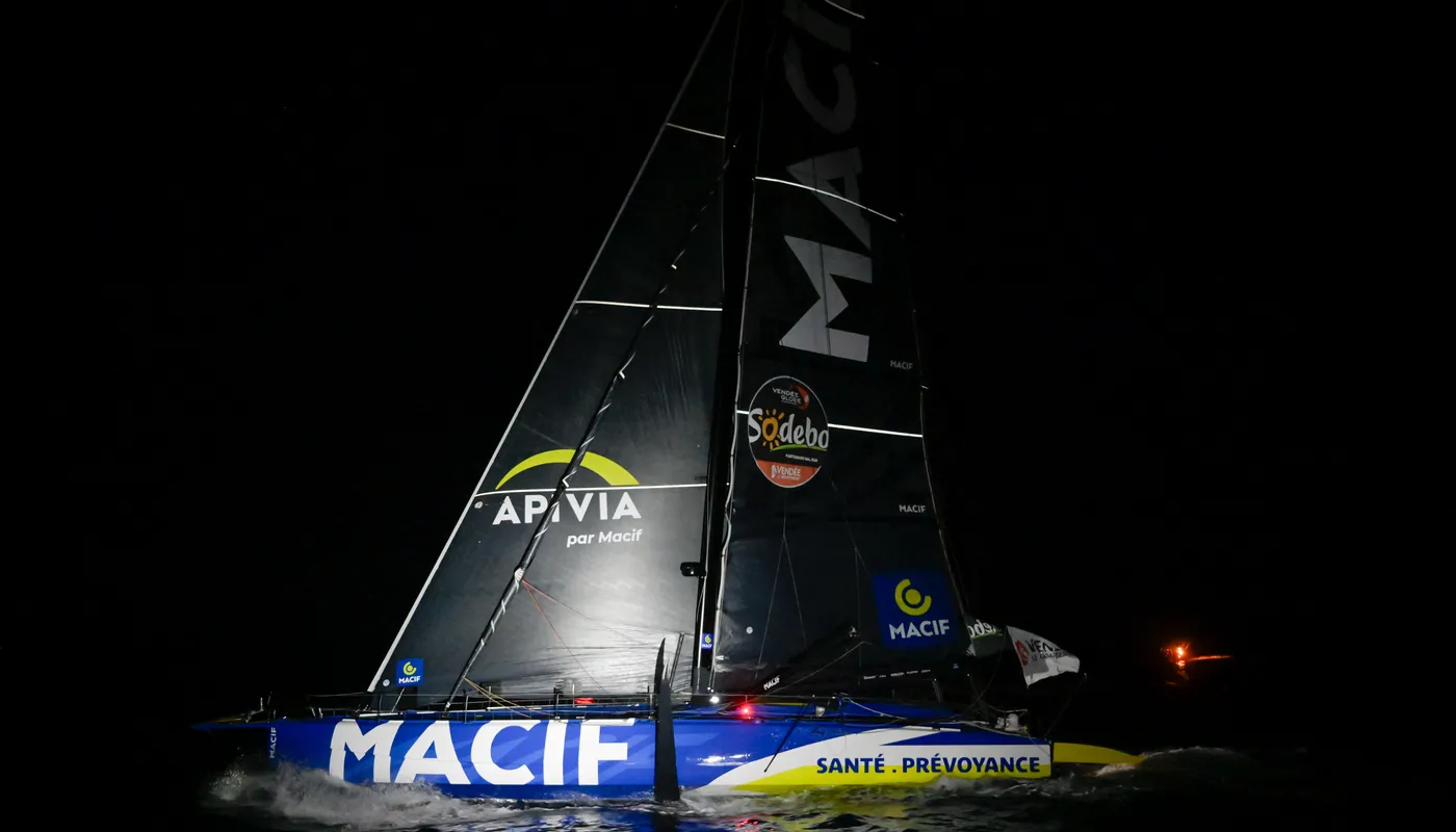 Arrivée de Charlie Dalin aux Sables d'Olonne