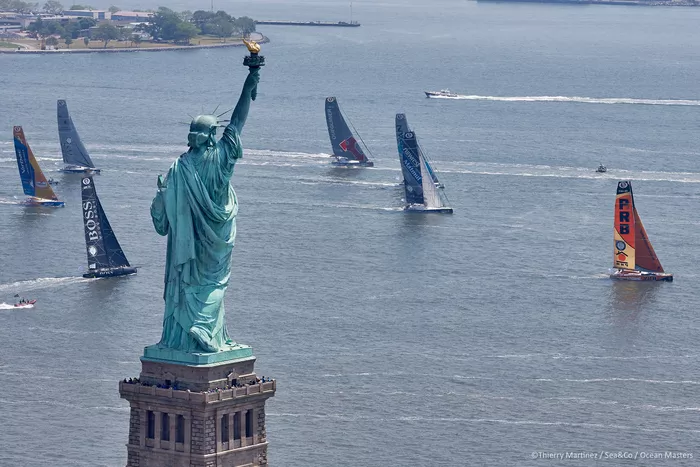 Les Imocas passent devant la statue de la Liberté pendant la Charity Race en 2020