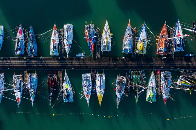 bateau au ponton vue du ciel